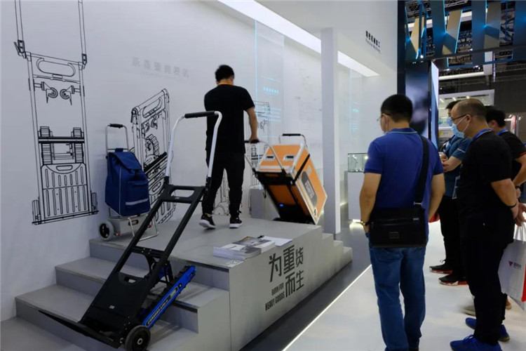 樂(lè )易登電動(dòng)載物爬樓機.jpg